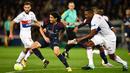 Aksi pemain PSG, Edinson Cavani melewati adangan pemain Lyon pada lanjutan Ligue 1 Prancis di Parc des Princes stadium, Paris, (17/9/2017). PSG menang 2-0. (AFP/Christhope Simon)