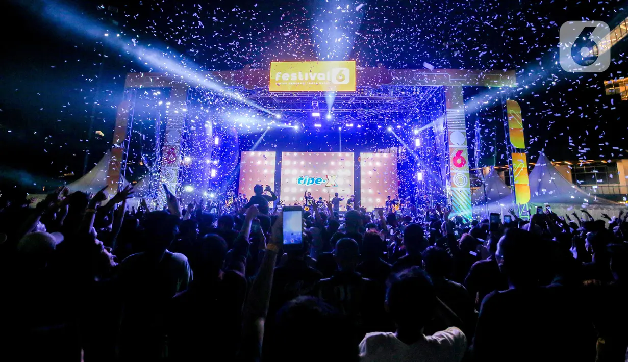 Lagu Selamat Jalan, Kamu Nggak Sendirian, dan Sakit Hati menjadi setlist yang sukses membuat penonton bernyanyi dan berjingkrak bersama. (Liputan6.com/Faizal Fanani)