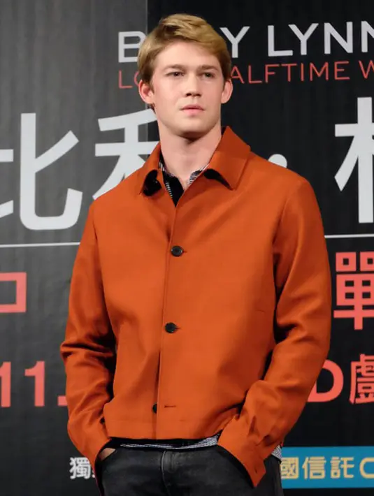 Joe Alwyn, sepertinya bermaksud menjalin hubungan yang serius dengan Taylor. Ia membuktikannya dengan bertemu orang tua Taylor, terutama sang ibu saa berkunjung ke Nashville. (AFP/Bintang.com)