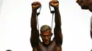 Peserta binaraga melakukan pemanasan di belakang panggung saat menunggu dimulainya kontes Arnold Klasik Eropa 2015 di Madrid, Spanyol, Jumat (25/9). (REUTERS/Susana Vera)
