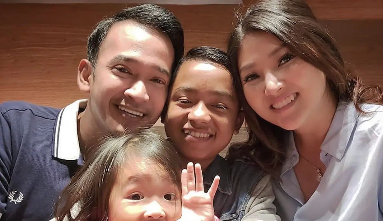 Seleb kelahiran 15 Agustus 1983 pertama kali bertemu Betrand di acara televisi swasta. Saat itu Ruben menjadi host kedatangan Betrand Peto, penyanyi cilik asal Nusa Tenggara Timur. Setelah acara televisi, Ruben memutuskan mengangkat Betrand sebagai anaknya. (Liputan6.com/IG/@ruben_onsu)