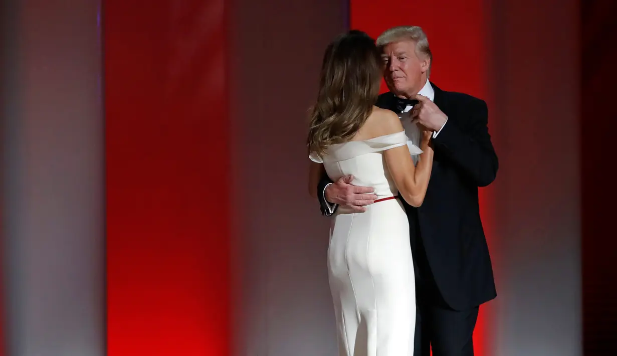 Presiden AS terlihat mesra dengan istrinya Melania Trump saat berdansa dalam acara perayaan peresmian Donald Trump menjadi Presiden Amerika Serikat yang ke-45 di Liberty Ball, di Washington, AS, (20/1). (AP Photo/Alex Brandon)