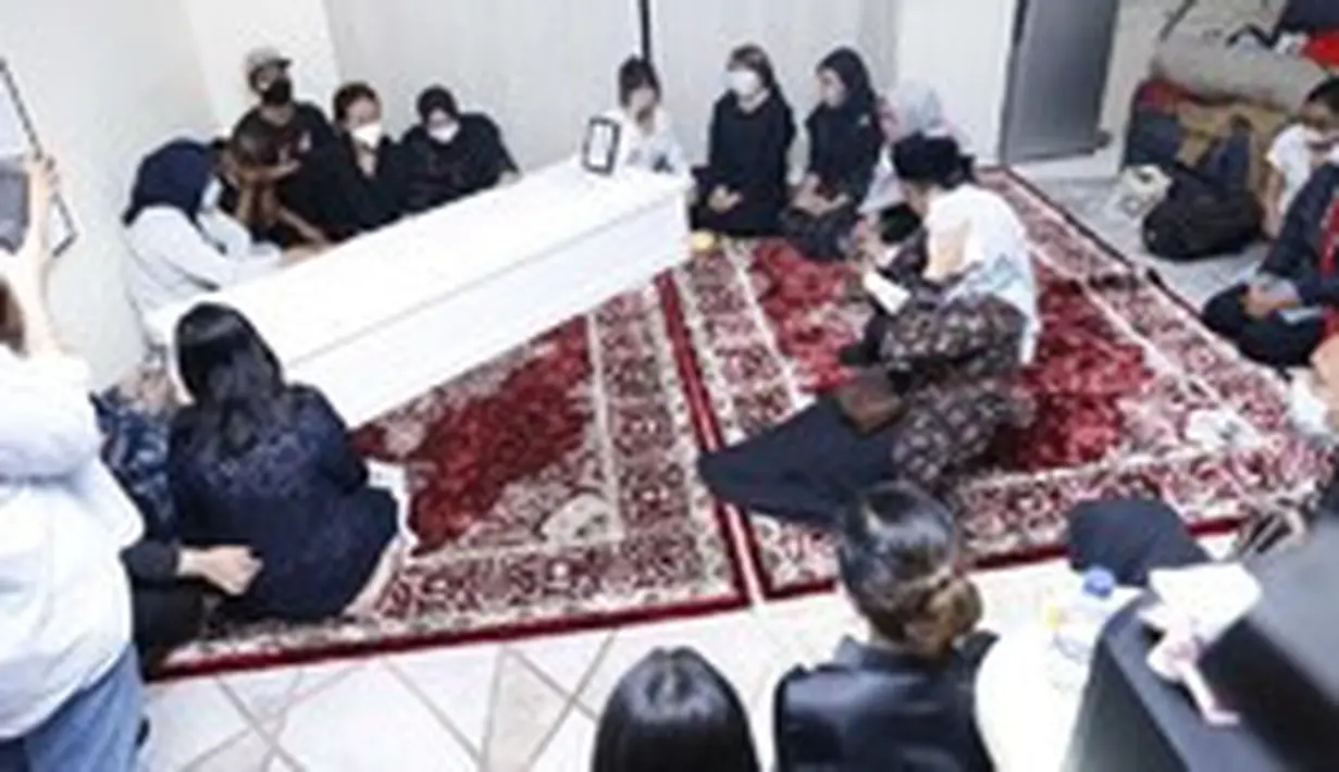 Di atas peti jenazah tersebut, kemudian diletakkan foto mendiang. (KapanLagi.com/Bayu Herdianto)