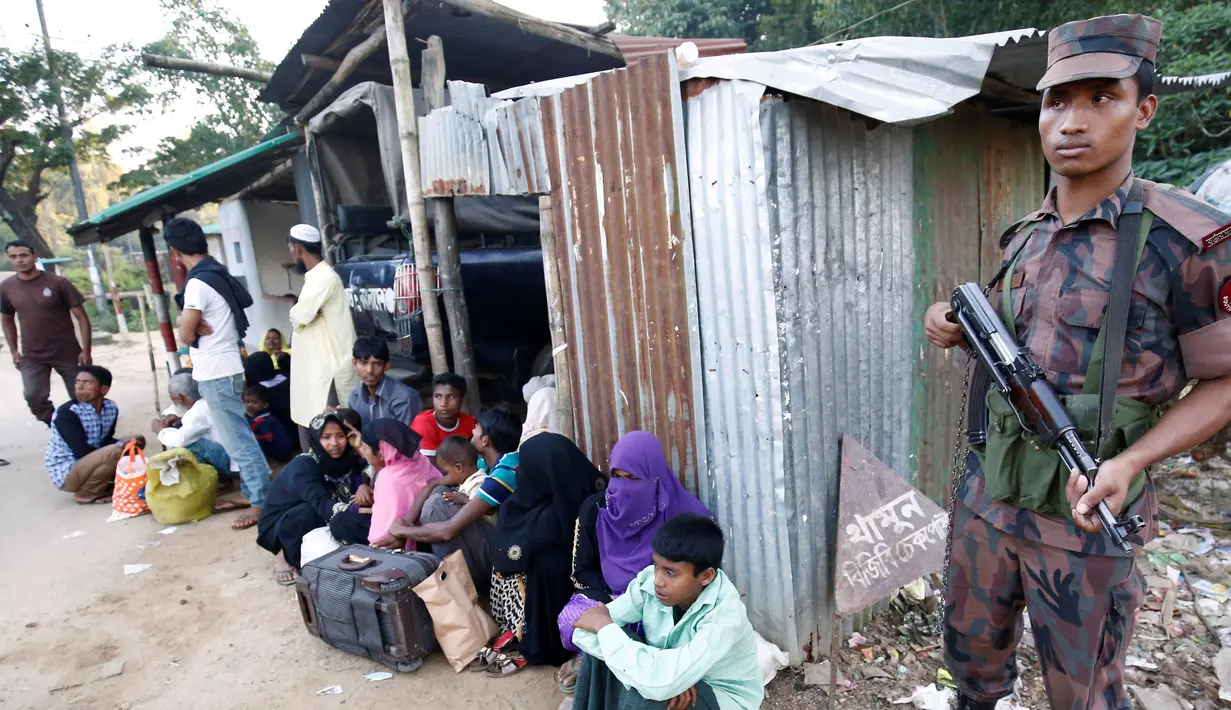 Tentara Banglades mengamankan puluhan muslim Rohingya yang dianggap memasuki Bangladesh secara ilegal di Cox Bazar, perbatasan Myanmar-Bangladesh, Senin (21/11). (REUTERS/Mohammad Ponir Hossain)