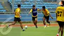 Wijiastanto (kanan) berusaha merebut bola dari rekan setimnya saat berlatih di Stadion GBK Jakarta (Liputan6.com/Helmi Fithriansyah)