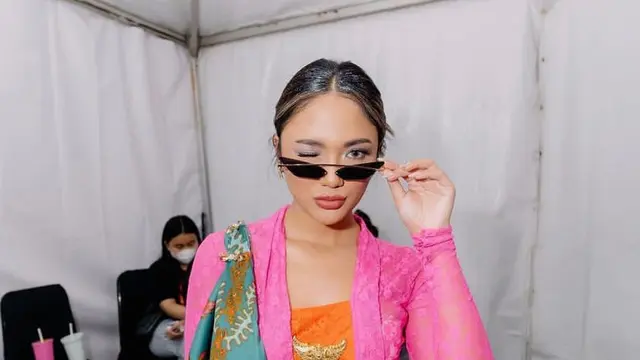 Marion Jola Tampil Keren Pakai Kebaya dan Kain Batik saat Manggung Bawakan Dangdut Koplo