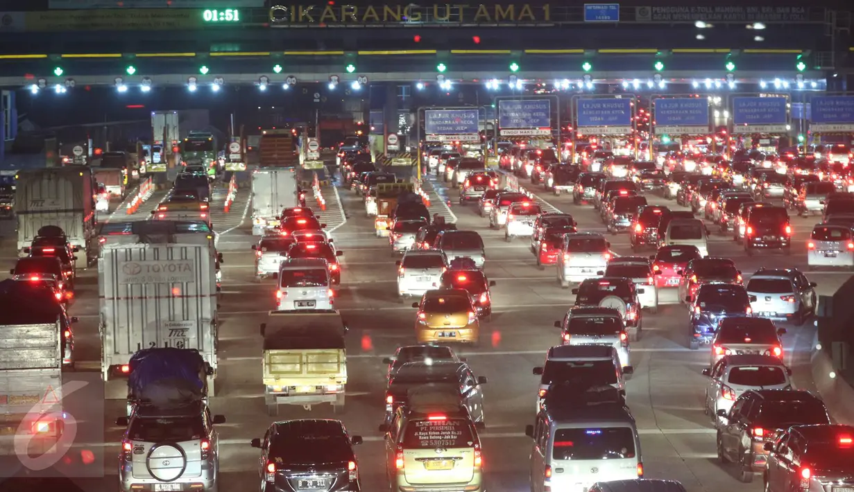 Antrean kendaraan pemudik yang akan memasuki gerbang Tol Cikarang Utama 1, Bekasi, Jumat (1/7). Jumlah kendaraan yang melintas sudah mencapai 32.932 atau mengalami peningkatan 50 persen jika dibandingkan kondisi normal. (Liputan6.com/Immanuel Antonius)