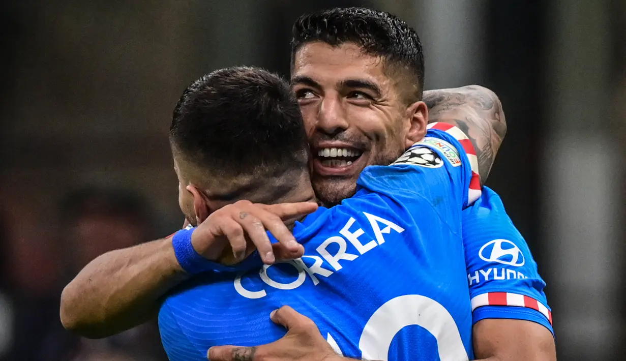 Pada menit 90+4, Luis Suarez sukses menambah gol untuk Atletico Madrid dari titik penalti usai Pierre Kalulu dianggap melakukan handball. Ini merupakan gol tandang Liga Champions pertama Suarez sejak September 2015. (AFP/Miguel Medina)