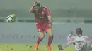 Duel pemain Persija Jakarta, Marko Simic dengan pemain Persipura Jayapura, Ricardo Salampessy pada lanjutan Liga 1 Gojek bersama Bukalapak di Stadion Pakansari, Bogor, (25/5/2018).  Persija menang 2-0. (Bola.com/Nick Hanoatubun)