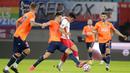 Pemain RB Leipzig,  Hwang Hee-chan, berusaha melewati pemain Basaksehir pada laga Liga Champions di Stadion RB Arena, Rabu (21/10/2020). RB Leipzig menang dengan skor 2-0. (AP/Markus Schreiber)
