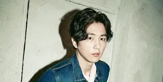 Shin Dong Wook sudah dikonfirmasi tengah mengencani seorang wanita yang bukan dari kalangan selebriti. (Soompi)