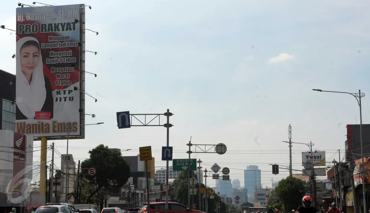 Reklame dari Bakal calon Hj. Hasnaeni dengan julukan wanita emas di Kawasan Warung Buncit, Jakarta, Jumat (6/5) Reklame tersebut di segel dengan alasan belum membayar pajak kepada pemkot setempat.(Liputan6.com/Helmi Afandi)