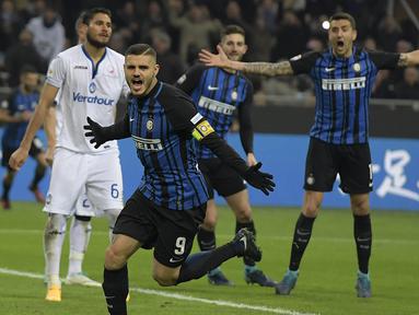 Striker Inter Milan, Mauro Icardi, merayakan gol yang dicetaknya ke gawang Atalanta pada laga Serie A Italia di Stadion San Siro, Milan, Minggu (19/11/2017). Inter menang 2-0 atas Atalanta. (AFP/Miguel Medina)