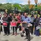 Koalisi Masyarakat Sipil Malang Raya menyoroti krisis etika di Pemilu 2024 saat mimbar bebas di Tugu Malang (Liputan6.com/Zainul Arifin)
