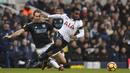 Pemain Tottenham Hotspur, Danny Rose (kanan) berusahan mengecoh pemain  West Bromwich Albion, Craig Dawson pada laga Premier League di White Hart Lane stadium, London, (14/1/2017).  (EPA/Will Oliver)