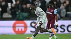 Bek Bayer Leverkusen #30 Jeremie Frimpong merayakan gol yang dicetaknya ke gawang West Ham United pada laga leg kedua perempat final Liga Europa di London Stadium, London, Inggris, Jumat (19/4/2024) dini hari WIB. (Ben Stansall / AFP)