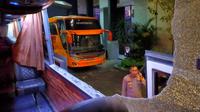 Kaca bus rombongan klub Persik Kediri pecah&nbsp;akibat dilempar batu oleh pknum suporter usai pertandingan lawan Arema FC di Stadion Kanjuruhan Malang pada Minggu, 11 Mei 2025 (Liputan6.com/Zainul Arifin)