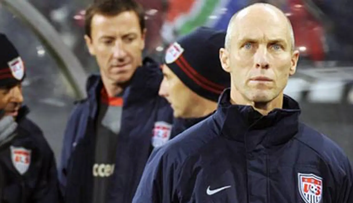 Pelatih AS, Bob Bradley dalam pertandingan Piala Konfederasi menghadapi Spanyol pada 24 Juni 2009 di Freet State stadium, Bloemfontein. Spanyol kalah 2-0. AFP PHOTO/PIERRE-PHILIPPE MARCOU