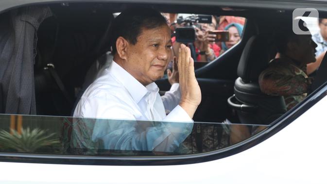 Ketua Umum Partai Gerindra Prabowo Subianto berada di dalam mobilnya saat meninggalkan Kompleks Istana Kepresidenan di Jakarta, Senin (21/10/2019). Prabowo Subianto mengaku diminta untuk masuk ke kabinet Joko Widodo-Ma'ruf Amin. (Liputan6.com/Angga Yuniar)