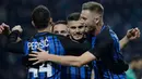 Pemain Inter Milan, Mauro Icardi dan rekan setimnya merayakan gol ke gawang Atalanta pada lanjutan Serie A Italia di Stadion San Siro, Senin (20/11). Sepasang gol kemenangan Inter dicetak dengan sangat apik oleh tandukan Icardi. (AP/Luca Bruno)
