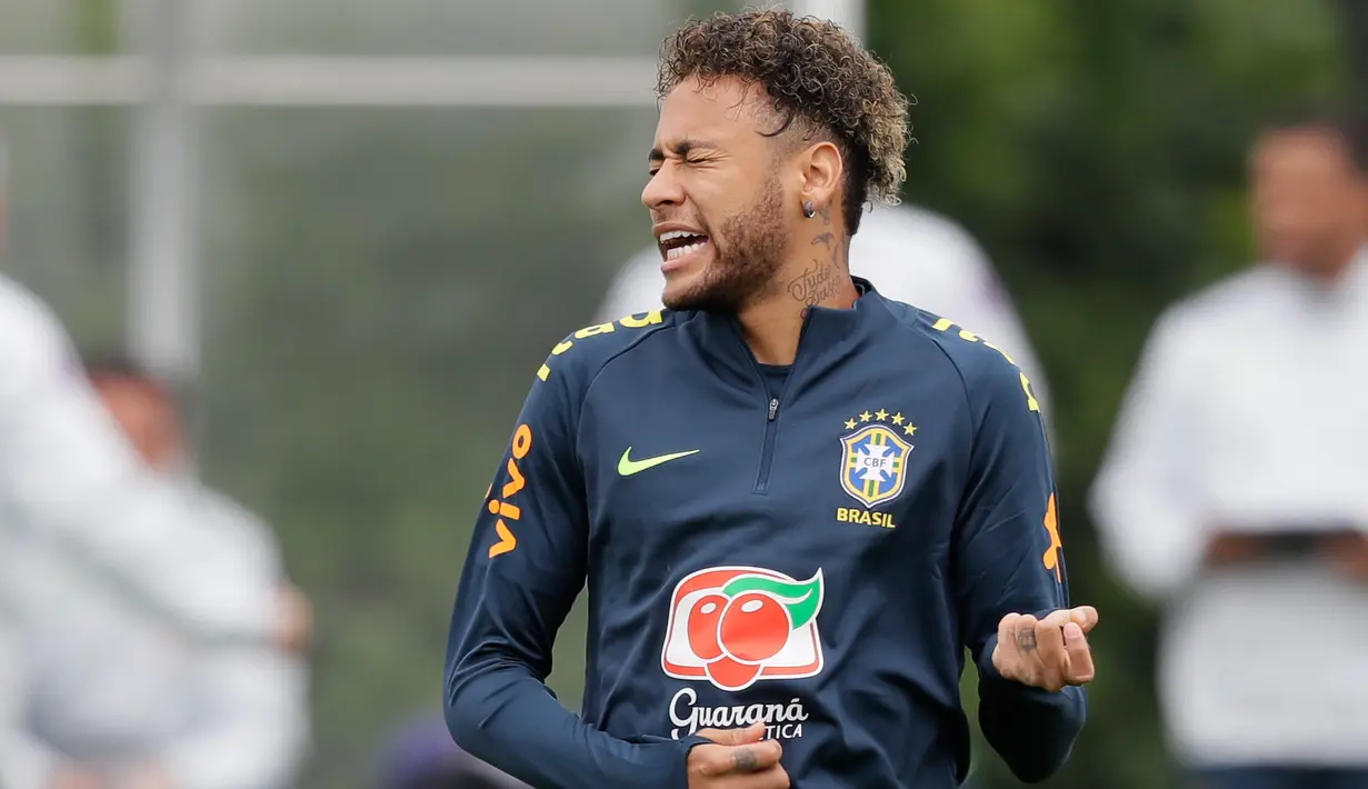 Ekspresi Neymar yang seolah-olah bermain gitar saat mengikuti sesi latihan di London, Inggris (29/5). Neymar dan rekan-rekannya akan bertanding melawan Kroasia di stadion Anfield, Liverpool. (AP / Kirsty Wigglesworth)