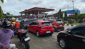 Dalam lima hari terakhir, warga Bengkulu kembali disiksa antrean BBM yang mengular di semua SPBU. (Liputan6.com/ Yuliardi Hardjo)