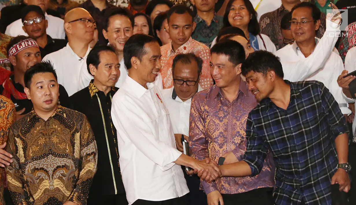 Presiden Jokowi bersalaman dengan salah satu pelaku bisnis industri kopi Tanah Air saat Ngopi Sore di Istana Bogor, Jawa Barat, Minggu (1/10). (Liputan6.com/Angga Yuniar)