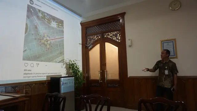 Mosaik Mirip Salib di Depan Balai Kota Solo