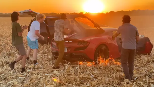Ferrari F8 Terbakar