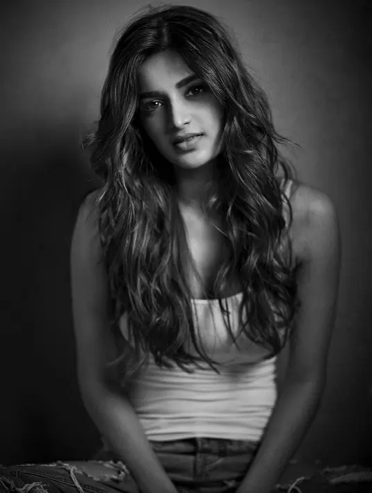 Selain punya wajah yang cantik menawan, Nidhhi Agerwal juga punya bentuk badan yang seksi. (Foto: instagram.com/nidhhiagerwal)