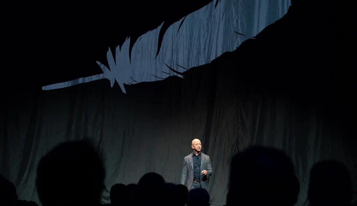 CEO Amazon Jeff Bezos mengumumkan Blue Moon, kendaraan pendaratan ke Bulan, selama acara Blue Origin di Washington, Amerika Serikat, 9 Mei 2019. Jeff Bezos memutuskan mundur dari jabatannya sebagai CEO Amazon yang dia dirikan pada 1994. (SAUL LOEB/AFP)