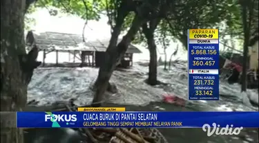 Air laut pasang menghantam pesisir pantai Pulau Merah, Kecamatan Pesanggaran, Banyuwangi, Jawa Timur. Gelombang tinggi sempat membuat nelayan yang ada di sekitar pantai panik.