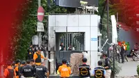 Sejumlah Personil kepolisian saat melakukan penyelidikan di lokasi pos pol sarinah, Jakarta, Kamis, (14/1/2016). Beberapa ledakan dan suara senjata api terjadi di pusat ibukota. (Liputan6.com/Yudha Gunawan)