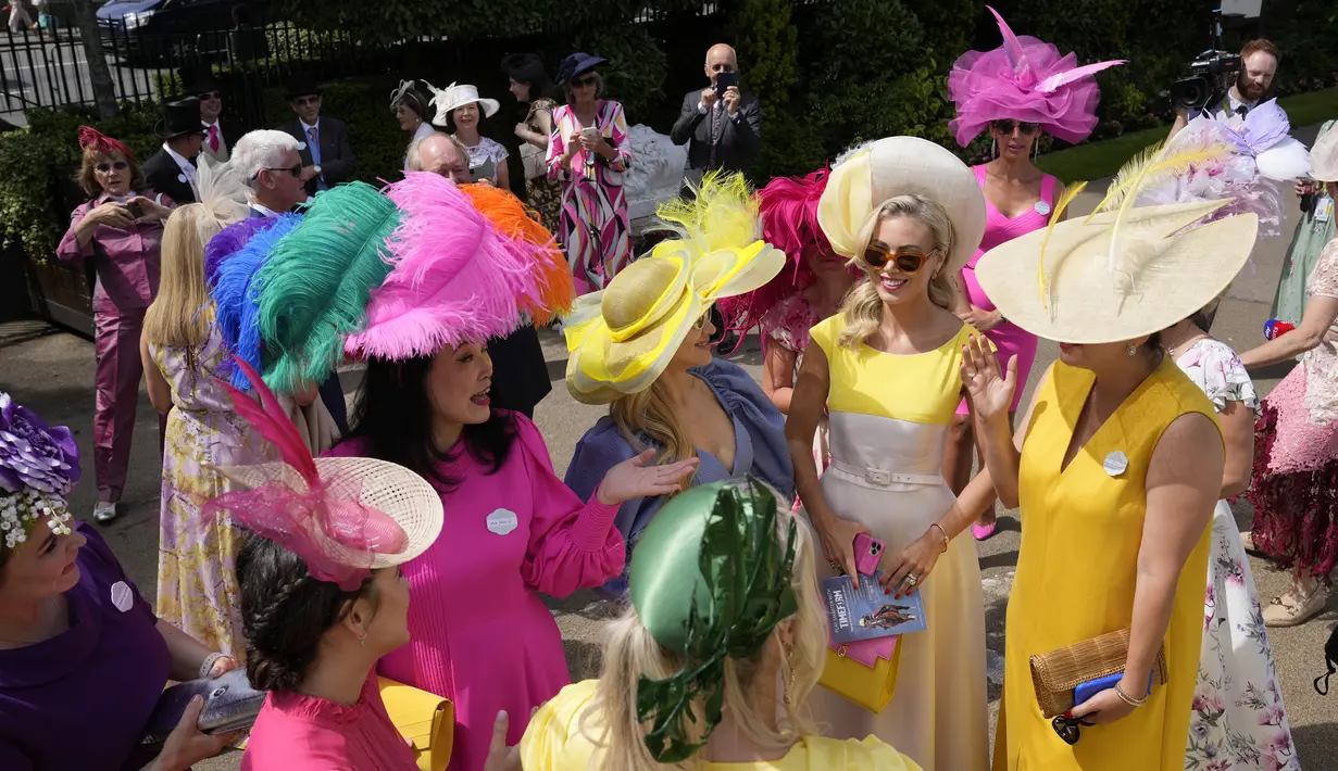 Penonton tiba pada hari ketiga pertemuan pacuan kuda Royal Ascot di Ascot Racecourse, Ascot, Inggris, 16 Juni 2022. Hari ketiga secara tradisional dikenal sebagai Ladies Day. (AP Photo/Alastair Grant)
