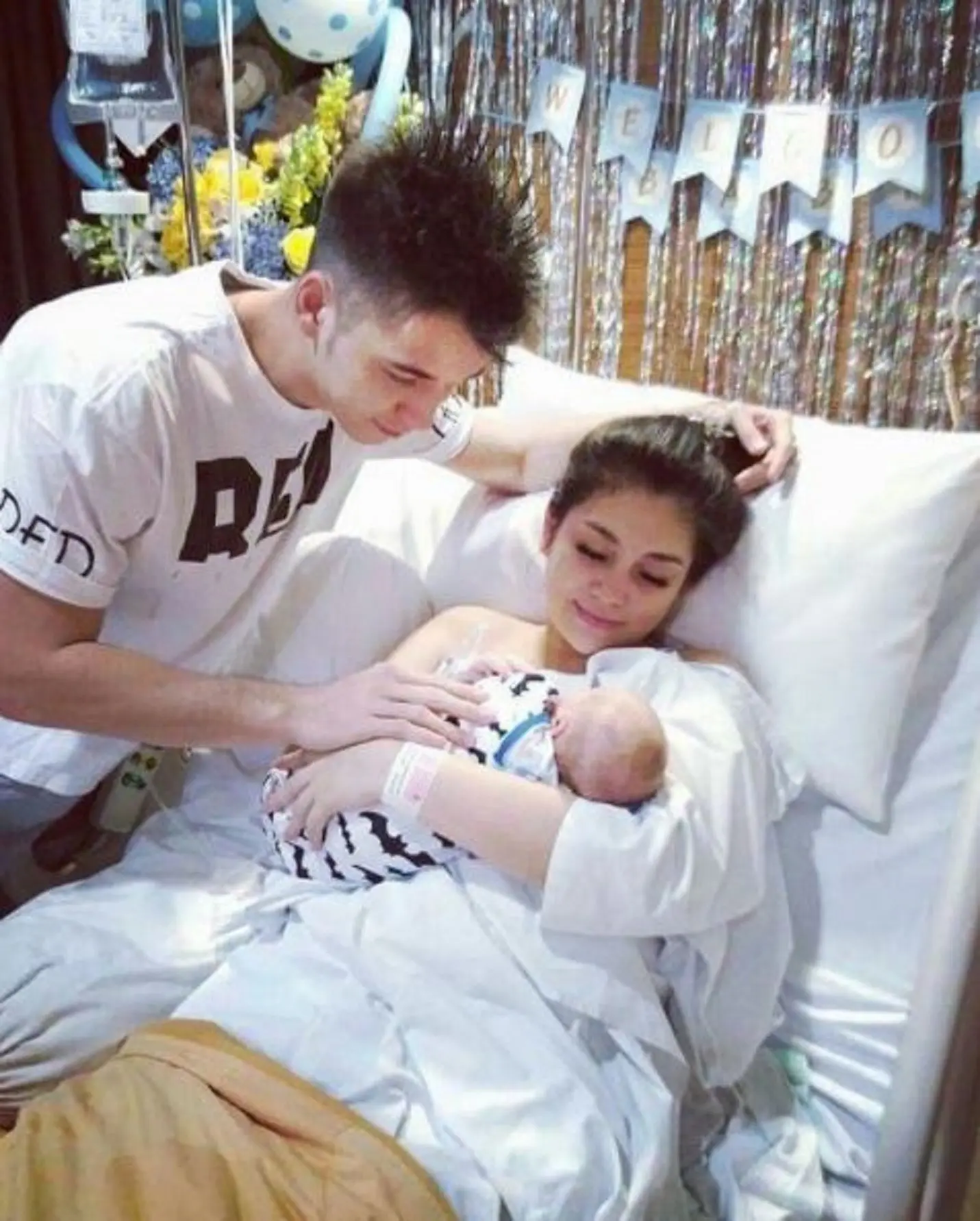 Stefan William menemani Celine Evangelista usai melahirkan (Instagram/@stefanaticfamily)