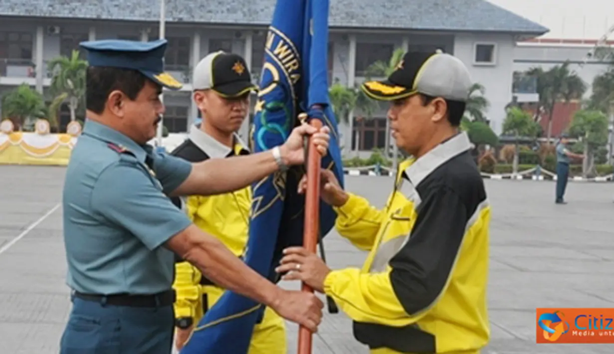 Citizen6, Tanjung Priok: Pangkolinlamil Laksda TNI S.M. Darojatim melepas kontingen olahraga Kolinlamil yang akan berlaga dalam Pekan Olahraga TNI AL Wilayah Barat (Porwilbar) 2012, Kamis, (31/05). (Pengirim: Dispenkolinlamil)