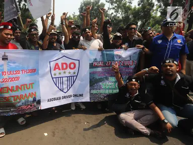 Puluhan sopir taksi online membentangkan spanduk dalam unjuk rasa di depan Balai Kota Jakarta, Senin (19/8/2019). Mereka meminta Gubernur DKI Jakarta Anies Baswedan agar angkutan sewa khusus atau taksi online untuk bebas dari kebijakan perluasan ganjil genap. (Liputan6.com/Angga Yuniar)