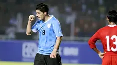 Pesepakbola timnas Uruguay Luis Suarez (kiri) mengepalkan tangan seusai mencetak gol saat pertandingan persahabatan di Stadion Utama Gelora Bung Karno Senayan, Jakarta. (ANTARA 2010)