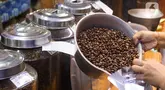 Pekerja menyiapkan salah satu produk kopi siap jual di Pasar Santa, Jakarta, Kamis (25/7/2024). (Liputan6.com/Herman Zakharia)