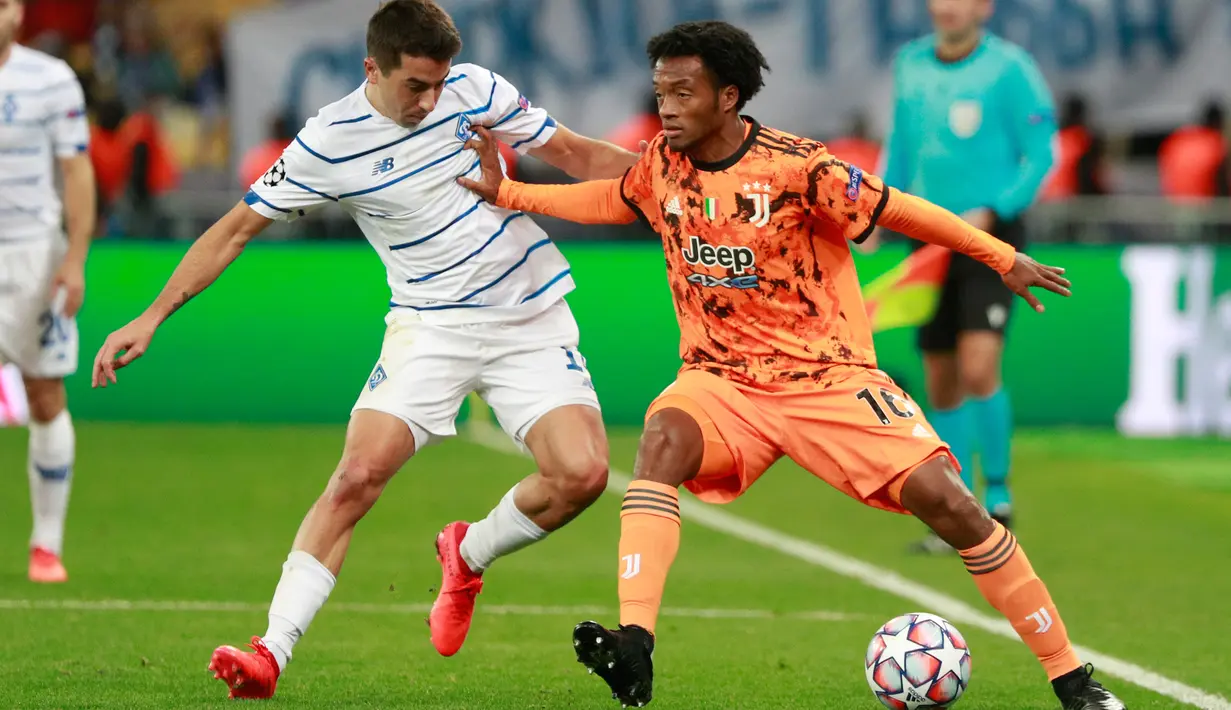 Gelandang Juventus, Juan Cuadrado berebut bola dengan pemain Dynamo Kiev, Artem Shabanov pada laga pembuka penyisihan Grup G Liga Champions di Stadion NSK Olimpiyskiy, Rabu (21/10/2020) dinihari WIB. Tak bisa  diperkuat Cristiano Ronaldo, Juventus menang 2-0 atas tuan rumah Dynamo Kiev. (Valentyn Og