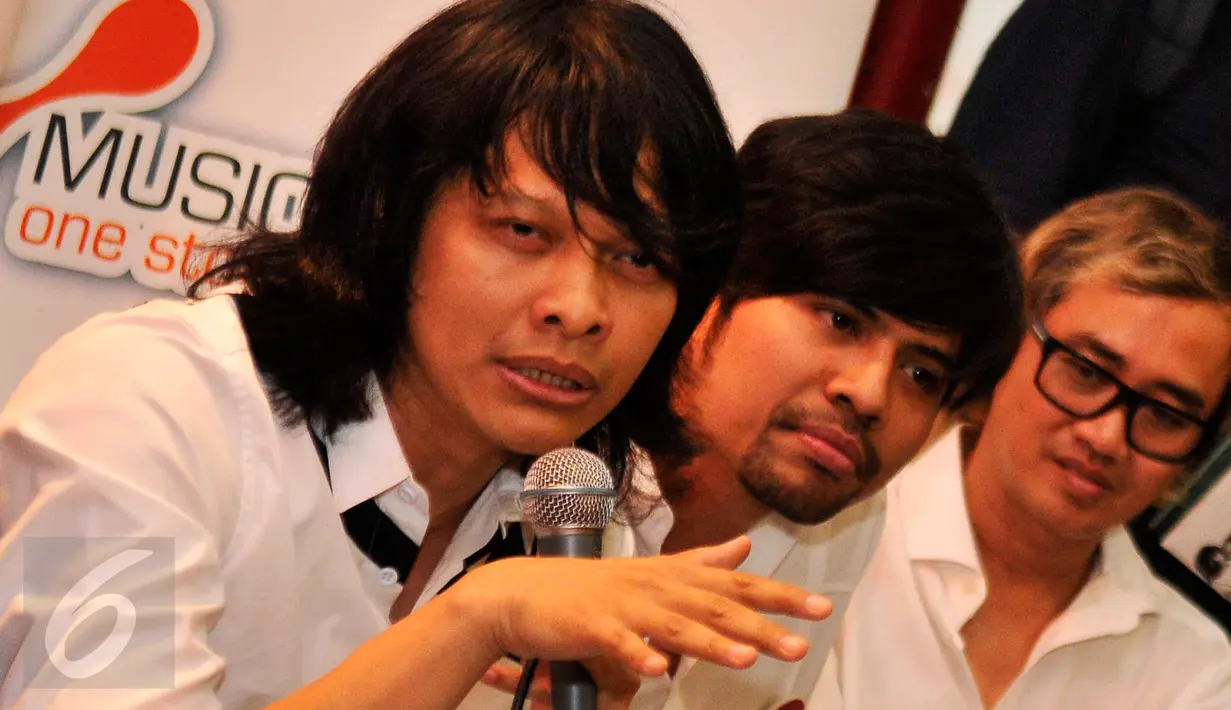 Vokalis band Gigi, Arman didampingi Thomas (bass) dan Hendi saat launching album religi berjudul Mohon Ampun di kawasan Kemang, Jakarta, 10 Juni 2015. (Liputan6.com/Faisal R Syam) 