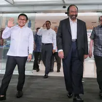 Calon Wakil Presiden nomor urut 1 yang juga Ketua Umum PKB Muhaimin Iskandar, Ketua Umum Partai Nasdem Surya Paloh, dan Ketua Dewan Syuro Salim Segaf Al Jufri (kiri ke kanan) bersiap memberikan keterangan usai melakukan pertemuan secara tertutup di Jakarta, Jumat (23/2/2024). (Liputan6.com/Angga Yuniar)