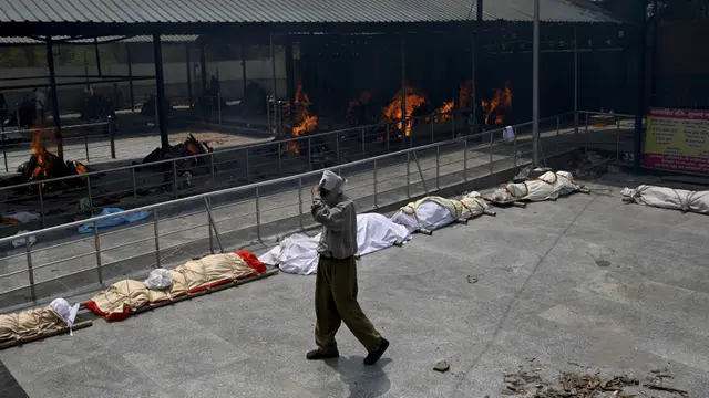 FOTO: Barisan Jasad Korban COVID-19 di India Antre untuk Dikremasi