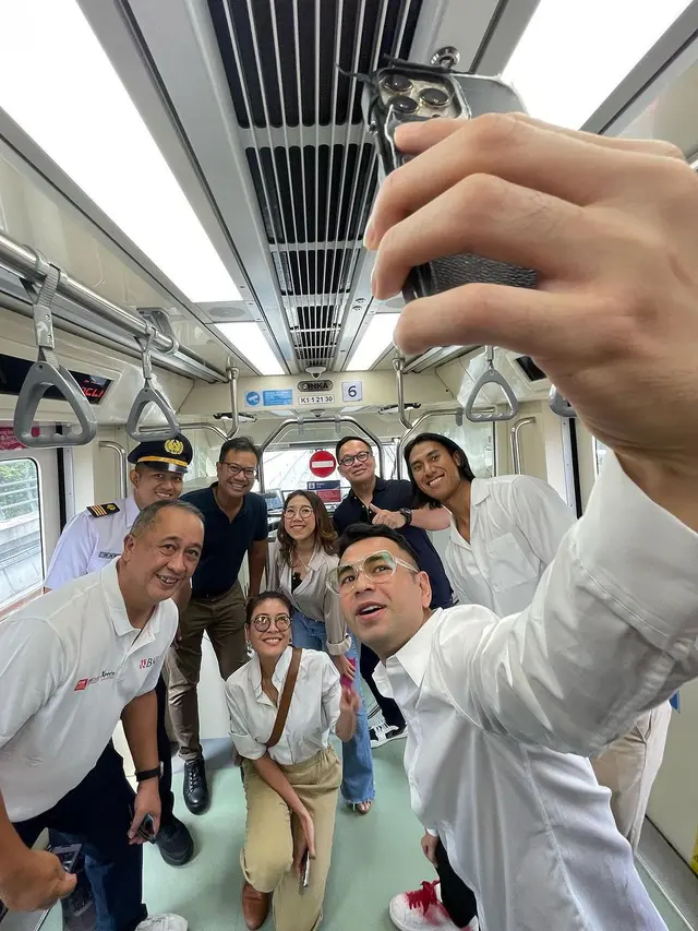 Raffi Ahmad, Kiky Saputri, Sigi Wimala dll naik LRT. (Instagram/ raffinagita1717)