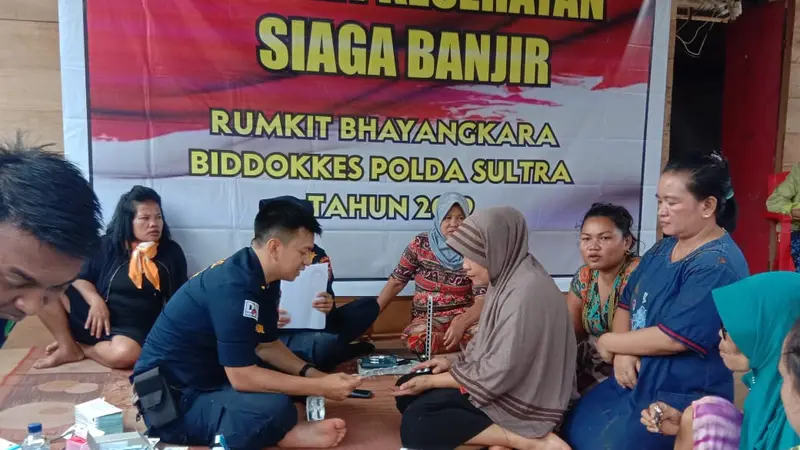 Personel medis Biddokes Polda Sultra di lokasi korban banjir Konawe, Sabtu (15/6/2019).(Ahmad Akbar Fua/Liputan6.com)