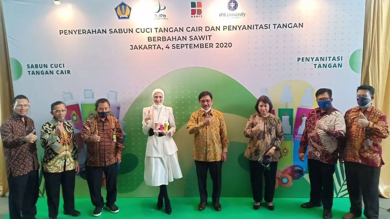 Pemerintah akan menyalurkan 12.500 hand soap dan 12.500 hand sanitizer yang berbahan dasar kelapa sawit.