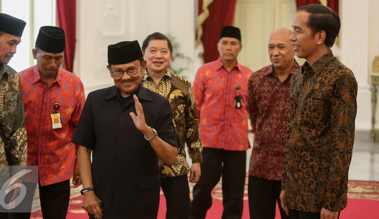 BJ Habibie menyapa wartawan saat menghadiri jamuan makan siang di Istana Merdeka, Jakarta, Selasa (13/10/2015). Habibie datang ditemani Anggota Wantimpres Suharso Monoarfa dan beberapa pengawal pribadinya. (Liputan6.com/Faizal Fanani)