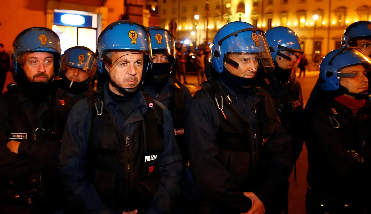 Polisi Italia berjaga-jaga jelang konferensi pers PM Italia Matteo Renzi tentang hasil Referendum Reformasi Konstitusi di Roma, Italia, Senin (5/12). Hasil referendum memenangkan suara menolak rencana Reformasi Konstitusi. (REUTERS / Tony Gentile)