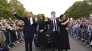 <p>Pangeran William, Kate Middleton, Pangeran Harry, dan Meghan Markle, menyapa para pengunjung yang datang ke kastil Windsor memberikan penghormatan kepada Ratu Elizabeth II. (Foto: Kirsty O'Connor/Pool Photo via AP)</p>