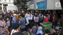 Hingga, Selasa (22/4/2025) siang, ratusan warga memadati area sekitar Loket Penerimaan Surat dan Barang di Balai Kota Jakarta. (Liputan6.com/Angga Yuniar)